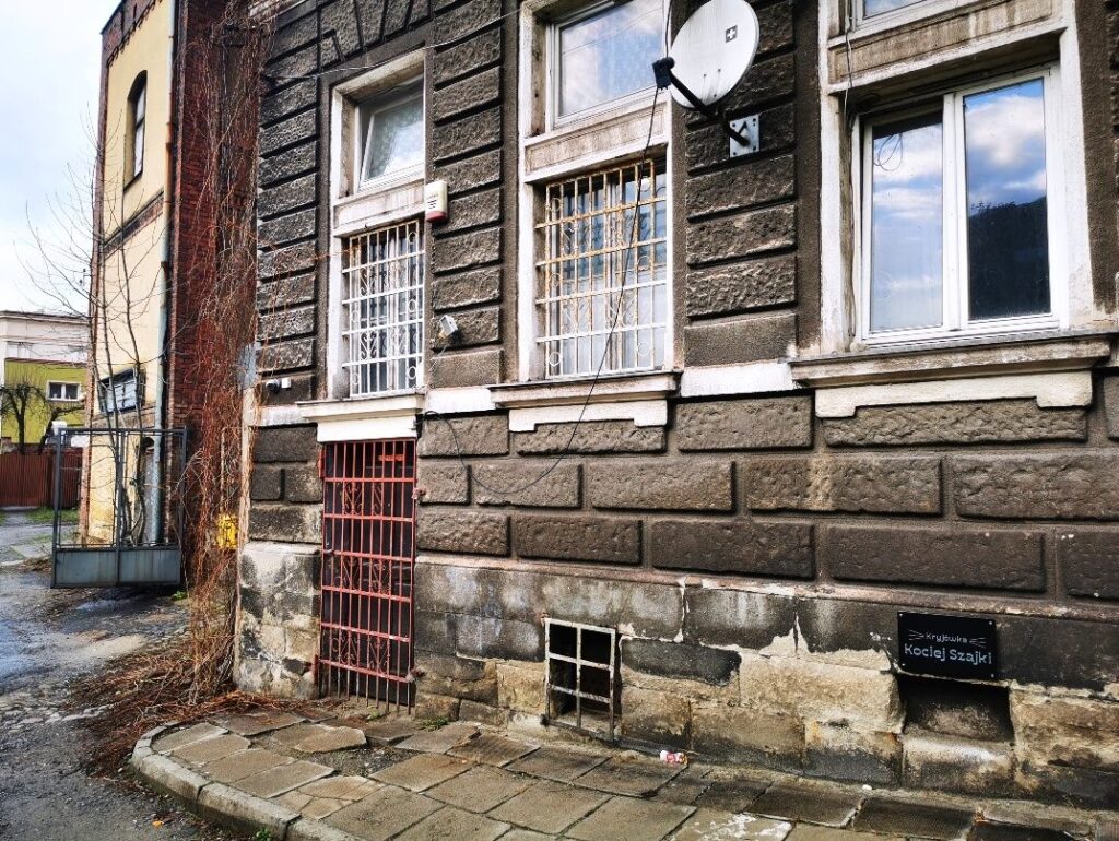 Budynek, tablica Kryjówka Kociej Szajki na ulica Trzech Braci w Cieszynie