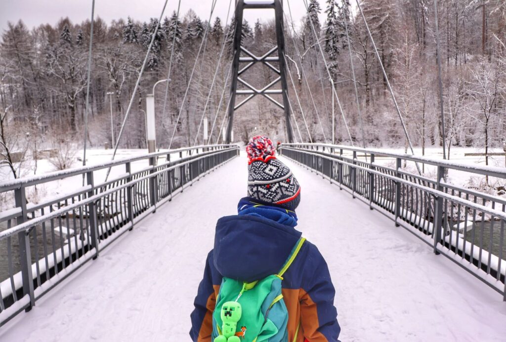 Dziecko na moście prowadzącym nad Rzeką Koszarawa w Żywcu, zimowe popołudnie 
