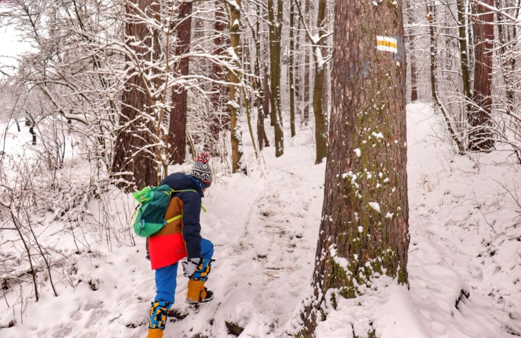 Dziecko na żółtym szlaku z Żywcu, strome podejście, śnieg