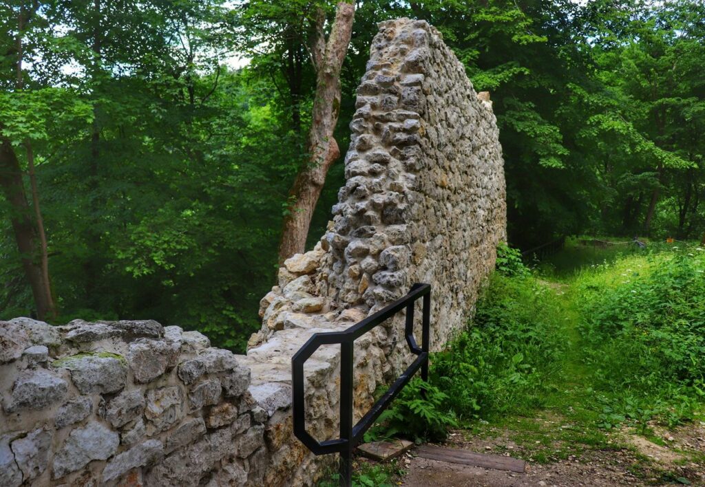 Fragment murów obronnych - Zamek w Ojcowie
