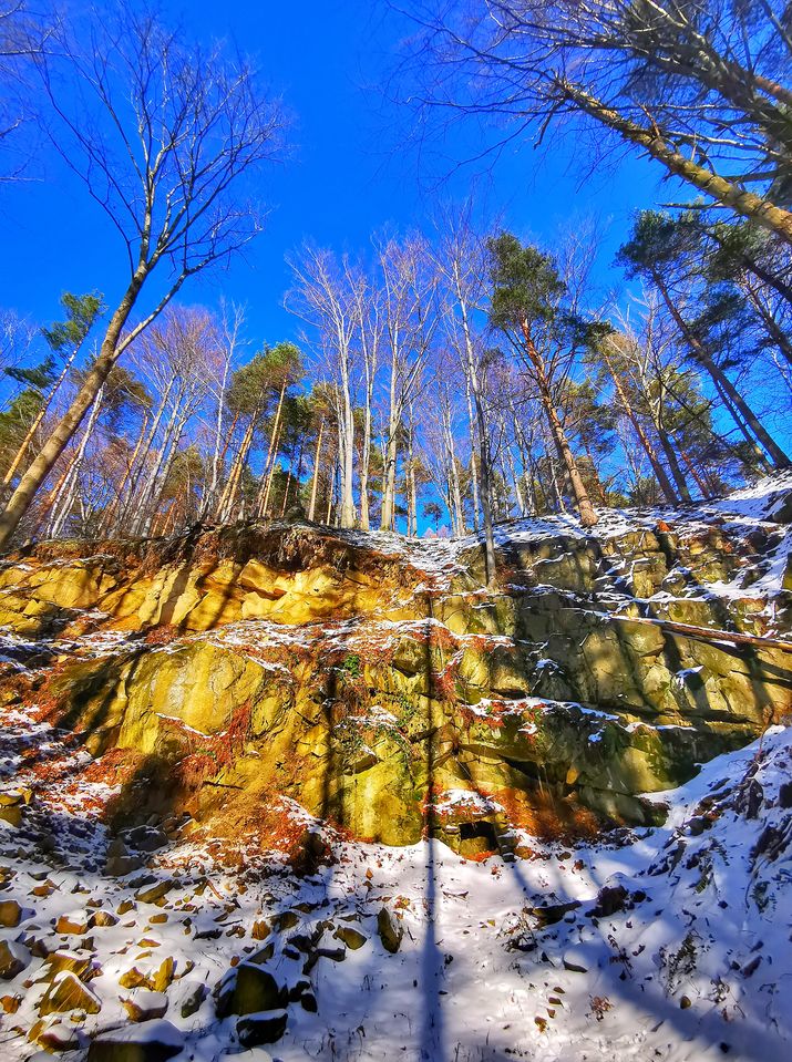 Kamieniołom w Straconce, śnieg, niebieskie niebo