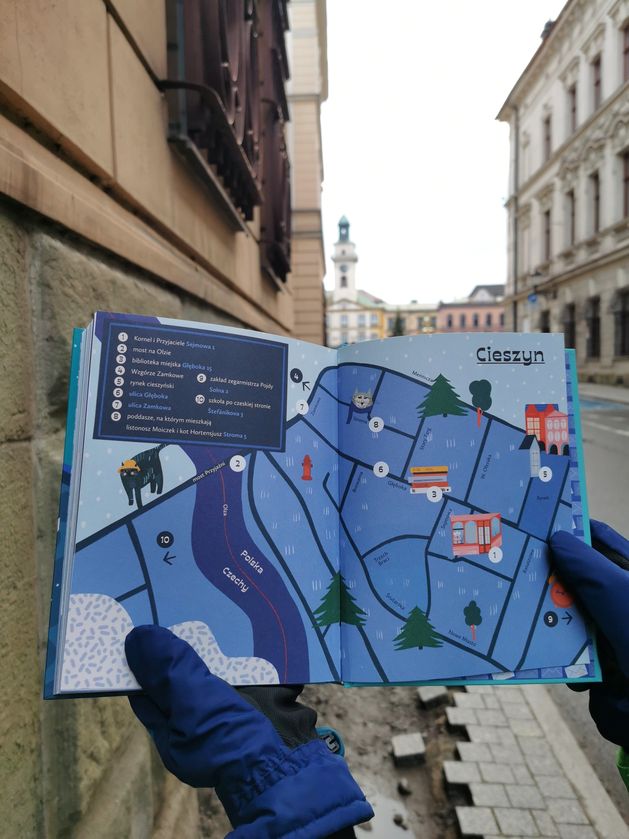 Mapka z książki Kocia Szajka, w tle Rynek w Cieszynie