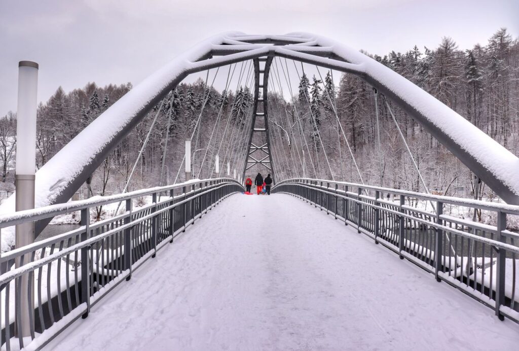 Most nad Rzeką Koszarawa w Żywcu, śnieg