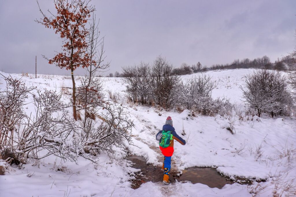 Polana na szlaku żółtym w okolicach Średniego Grojca w Żywcu, dziecko, śnieg