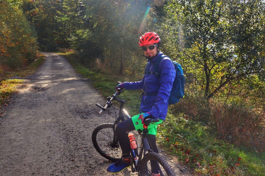 Uśmiechnięty rowerzysta, droga leśna - Przełęcz Salmopolska w Szczyrku