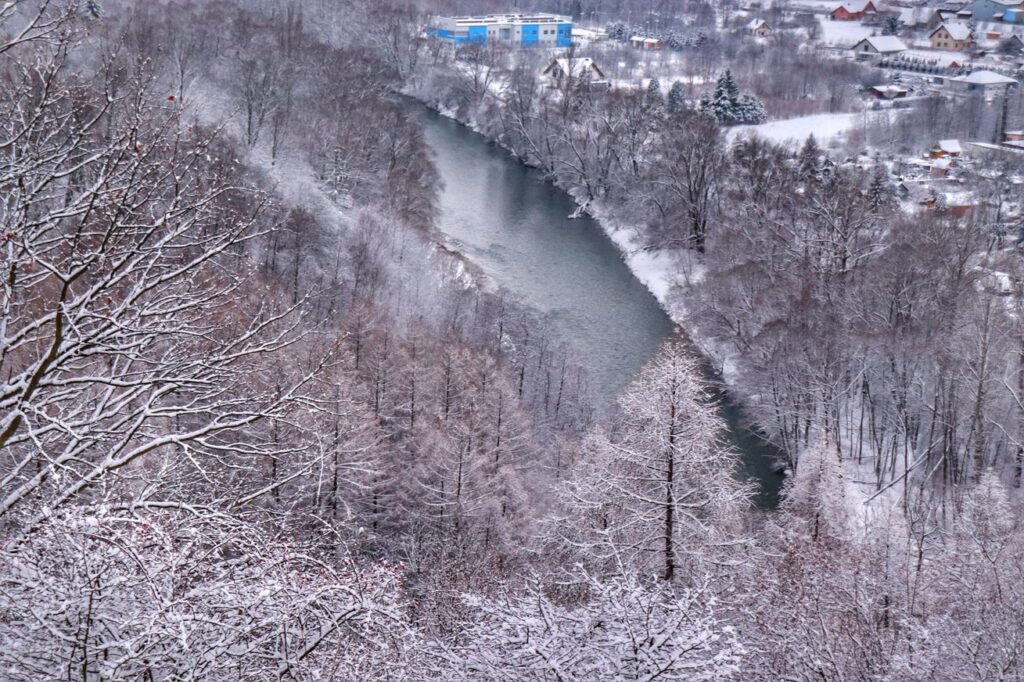 Widok na Rzekę Sołę ze szlaku żółtego w Żywcu, zima