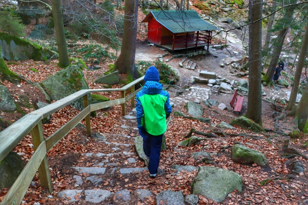 Dziecko schodzące po kamiennych schodach, okolica Wodospadu Podgórnej