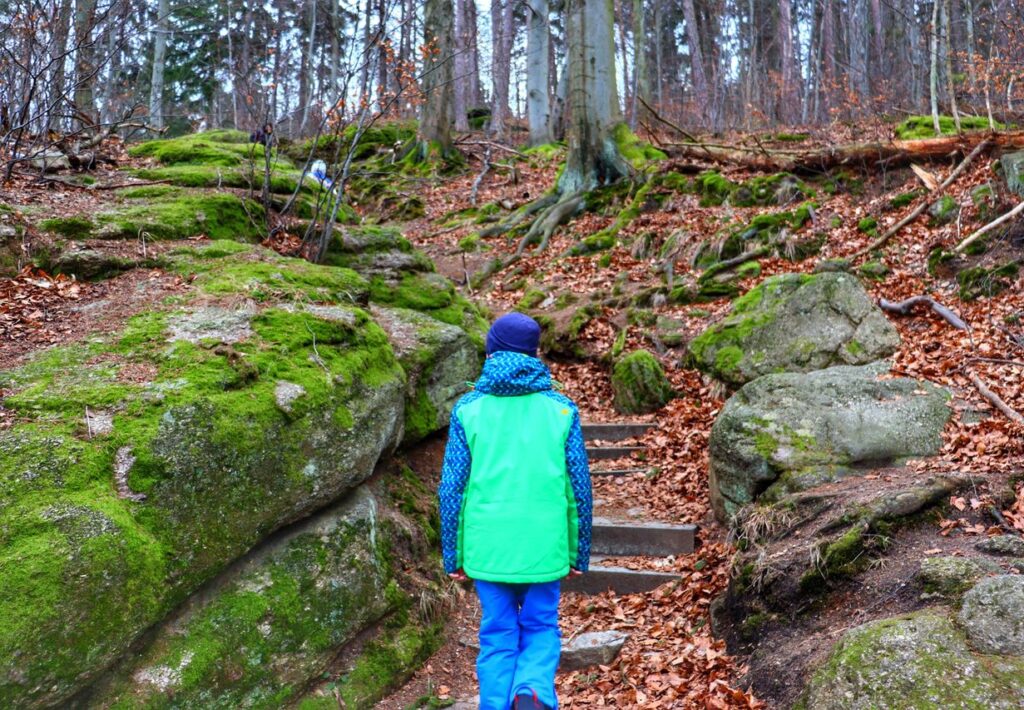 Dziecko, skalne schody, skały, karkonoski las