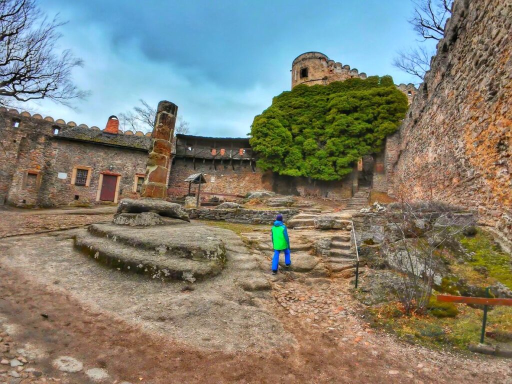 Dziecko zwiedzające ruiny Zamku Chojnik w Karkonoszach
