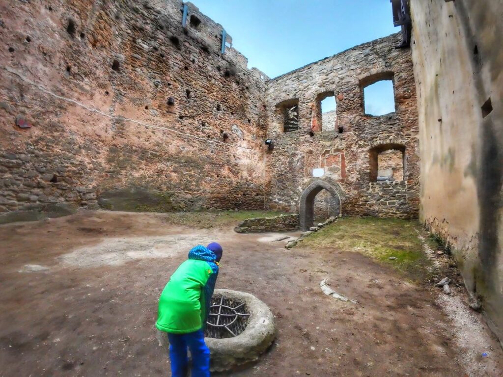 Dziecko zwiedzające zabytkowy Zamek Chojnik