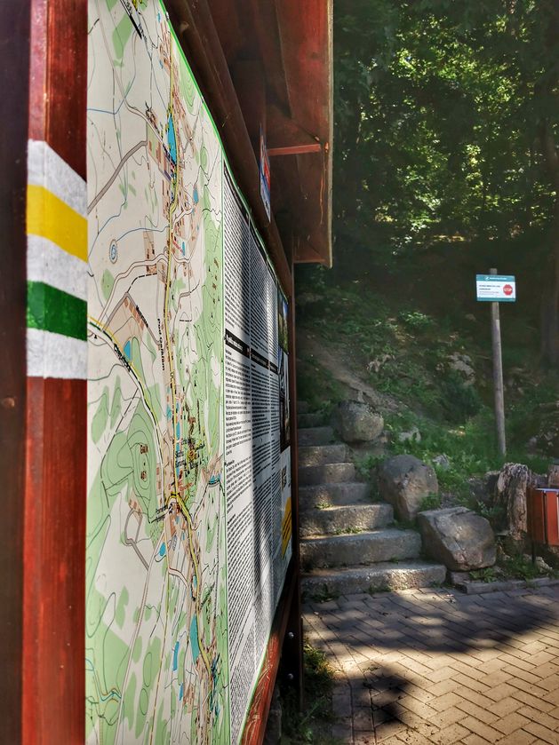Staniszów - oznaczenie szlaku żółtego i szlaku zielonego, mapa, schody, trasa na Górę Witosza