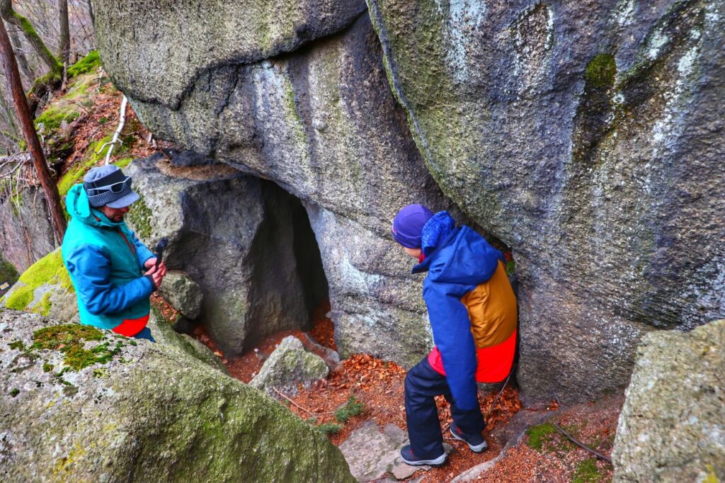 Turyści, Pustelnia zwana Jaskinią Rischmanna - okolica Góry Witosza