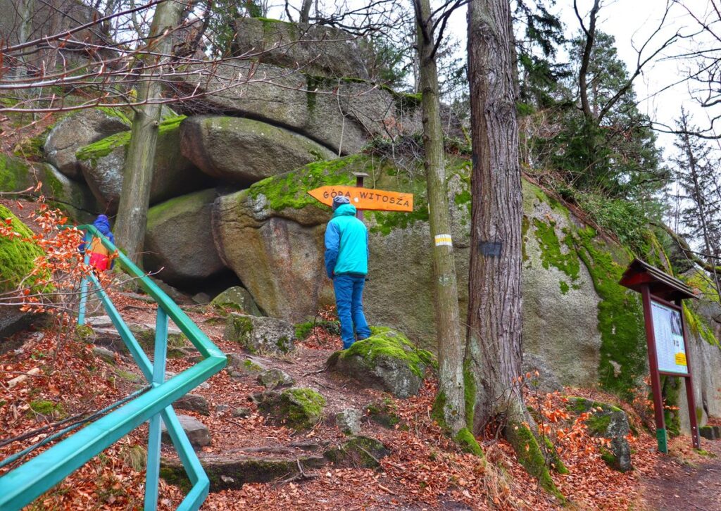 Turyści, jaskinia Ucho Igielne, Staniszów, szlak żółty na Górę Witosza