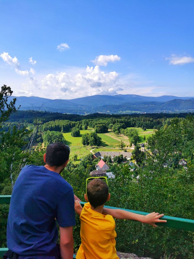 Turyści - mężczyzna z dzieckiem, widok z Góry Witosza, Staniszów, niebieskie niebo