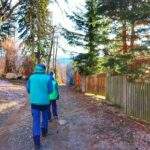 Turysta z dzieckiem na szlaku zielonym i szlaku żółtym - Przesieka, utwardzona droga, słoneczny dzień