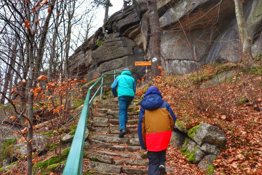 Turysta z dzieckiem na szlaku żółtym na Górę Witosza, kamienne schody, skały