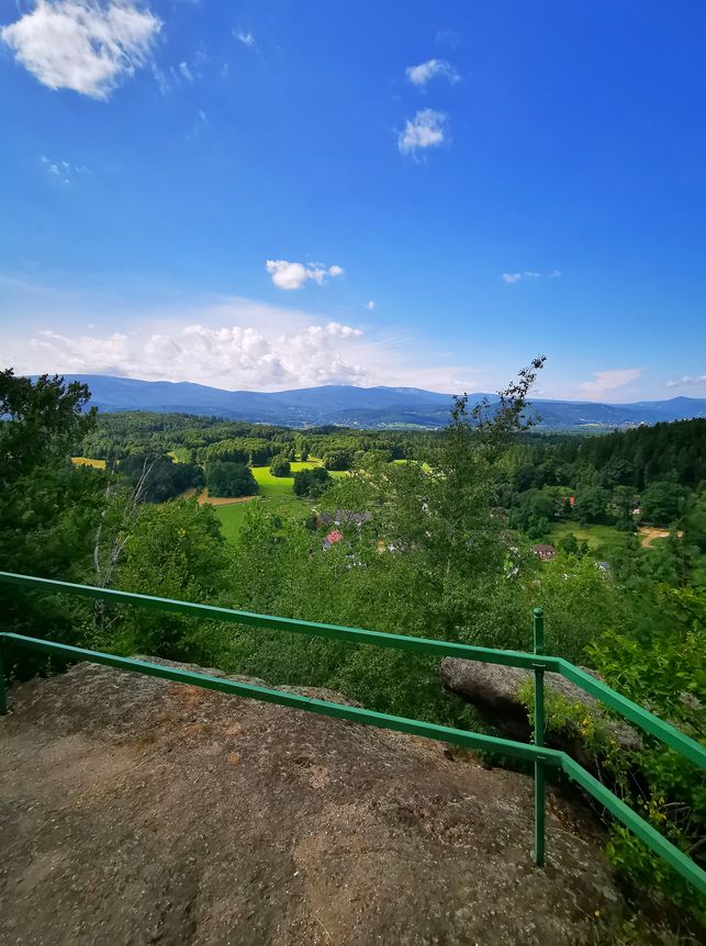 Widok z Góry Witosza, Staniszów, niebieskie niebo