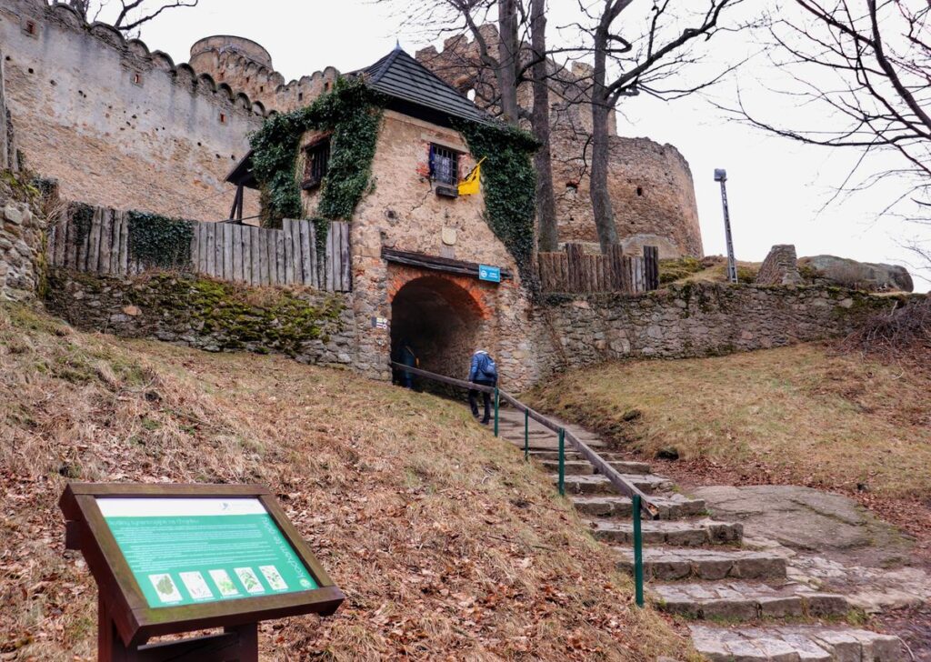 Zabytkowy Zamek Chojnik w Karkonoszach, wejście do zamku