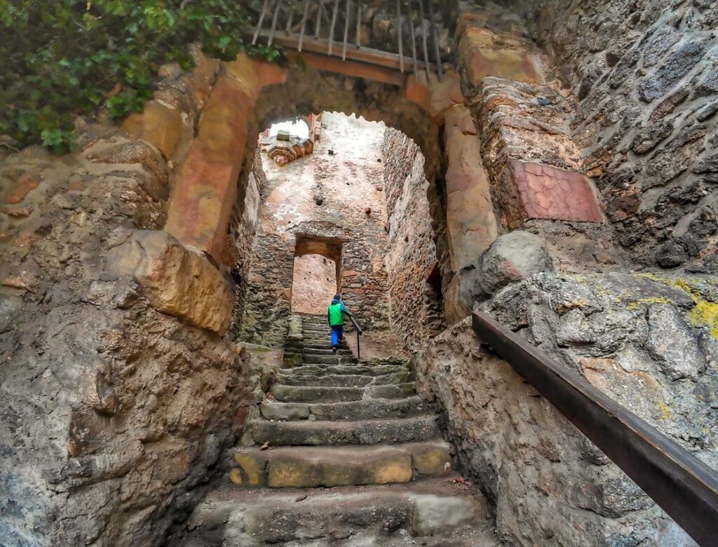 Zamek Chojnik w Karkonoszach, dziecko, kamienne schody