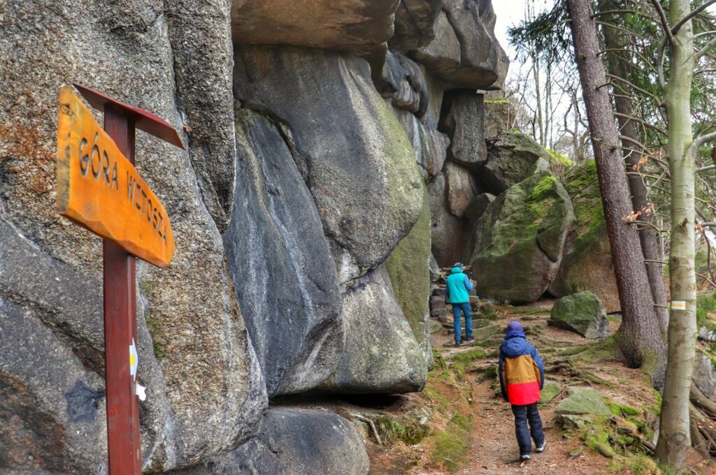 Żółty szlak na Górę Witosza, skalne przejście, turysta z dzieckiem