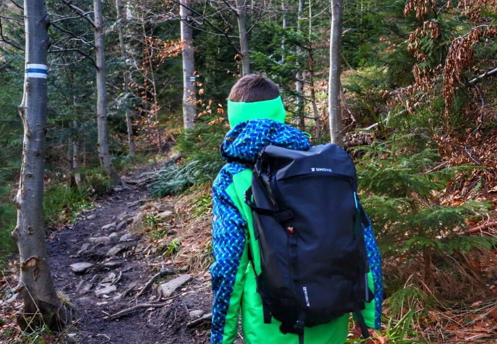 Dziecko na wąskiej ścieżce leśnej na szlaku niebieskim na Rysiankę