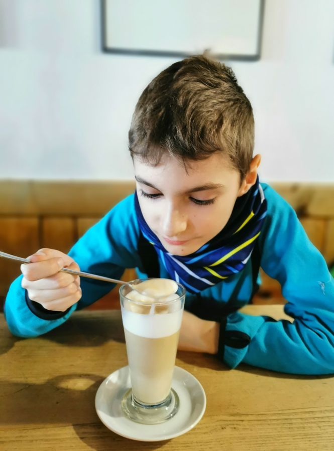 Dziecko w Schronisku Samotnia w Karkonoszach, szklanka z kawą 
