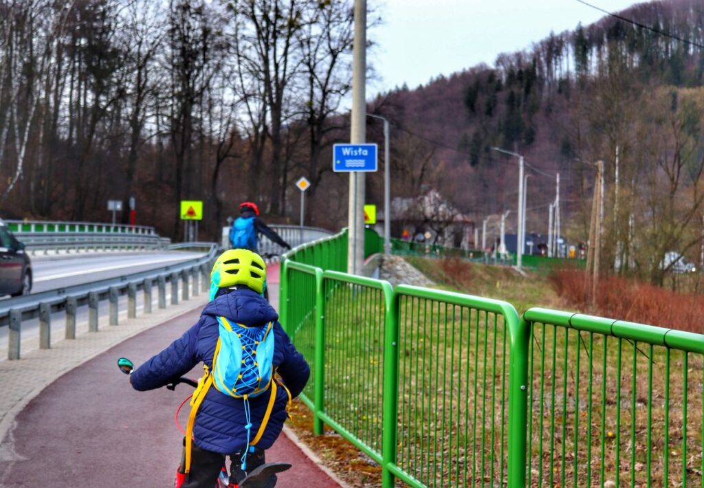 Dziecko z tatą na ścieżce rowerowej w Wiśle