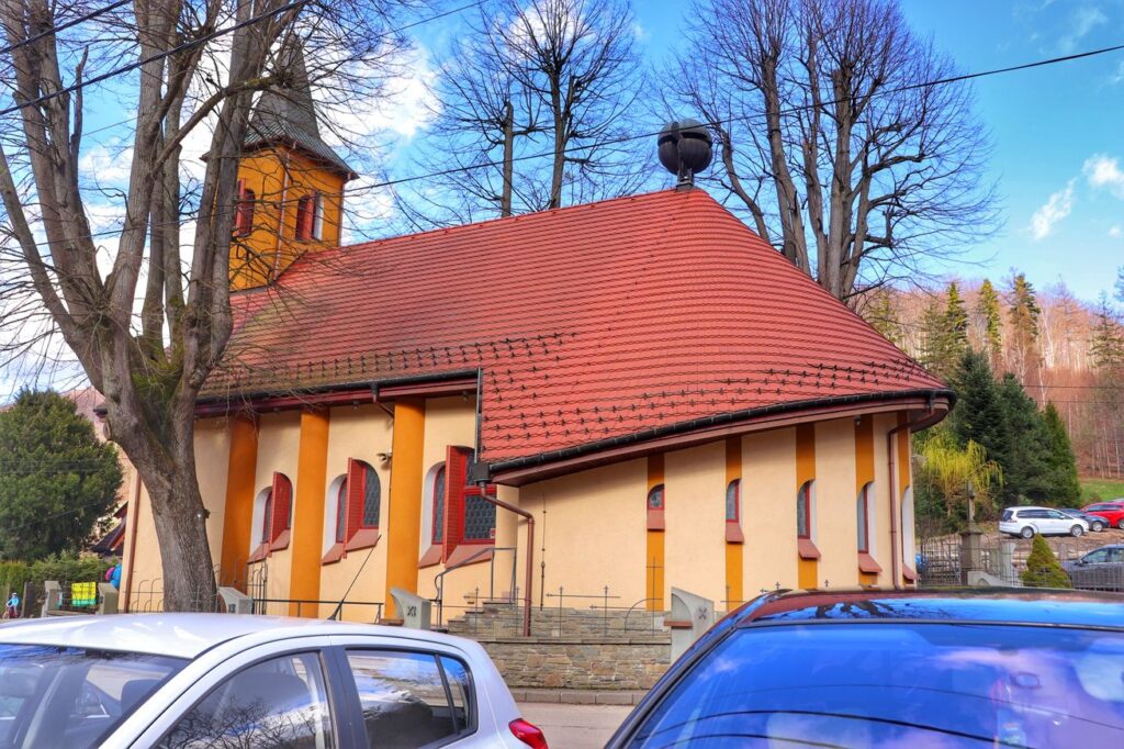 Jaworze Nałęże, Kościół i parking