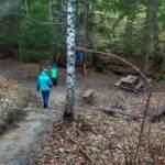 Turysta z dzieckiem, droga leśna