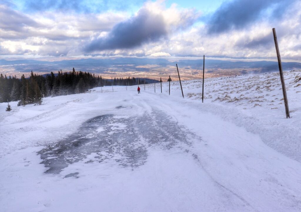 Oblodzona droga do Schroniska Strzecha Akademicka w Karkonoszach, zima