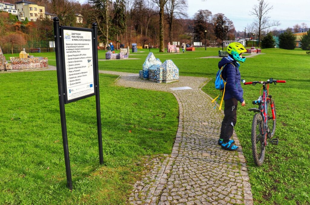 Park miniatur zamków w Wiśle, dziecko na rowerze