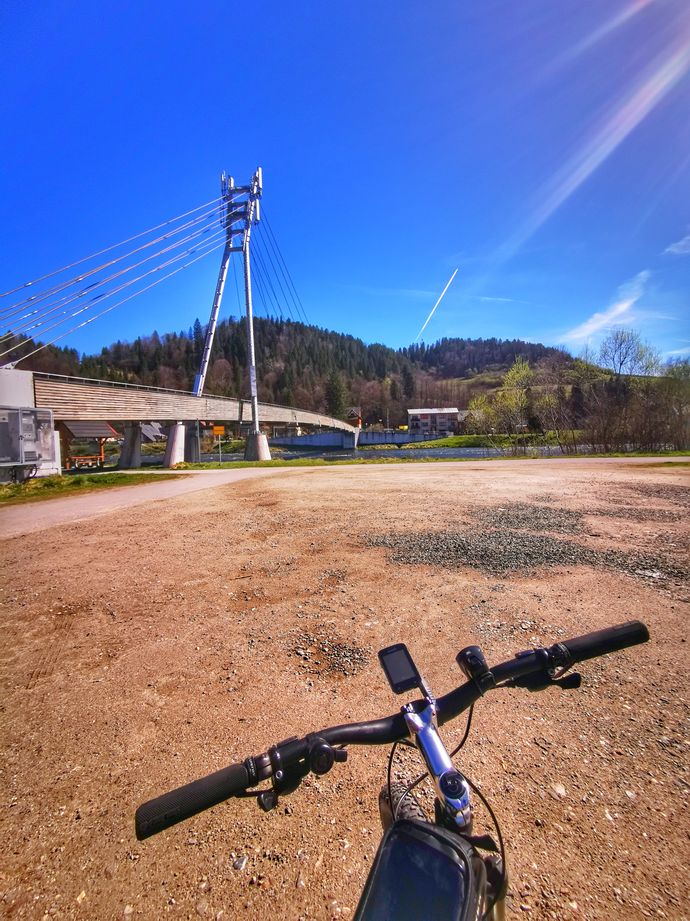 Rower, most w Sromowcach Niżnych, błękitne niebo