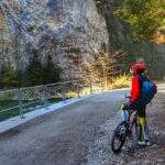 Rowerzysta, Pienińska Droga, skalne ściany, rzeka Dunajec