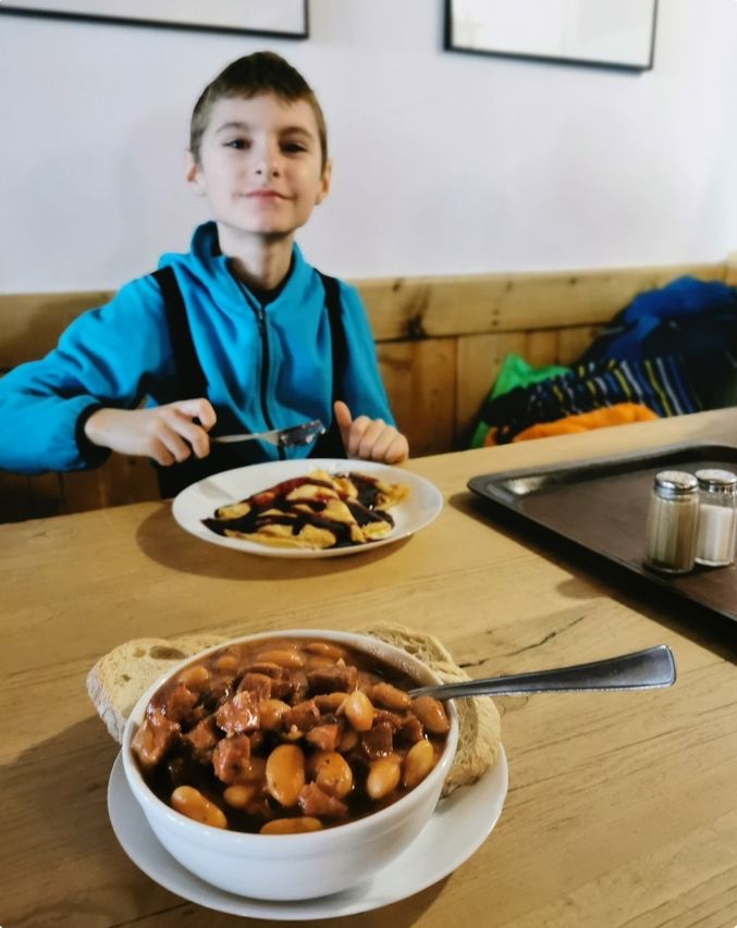 Dziecko jedzące naleśniki w Schronisku Samotnia w Karkonoszach, miska, fasolka