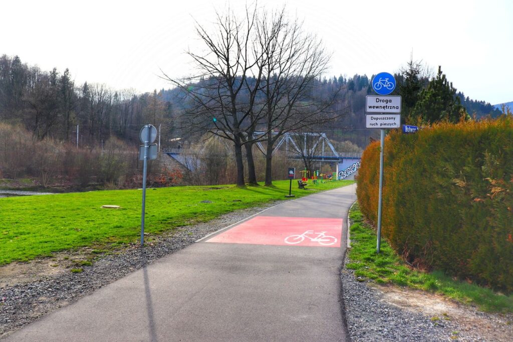 Ścieżka pieszo-rowerowa w Wiśle, plac zabaw, most kolejowy w Wiśle