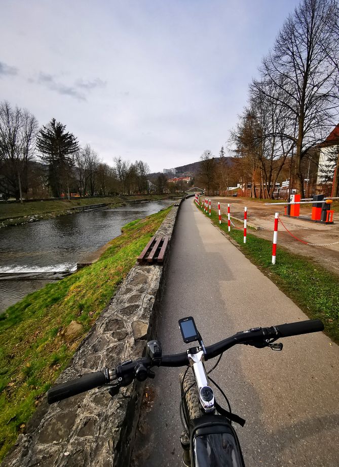 Ścieżka pieszo-rowerowa w Wiśle wzdłuż rzeki Wisła