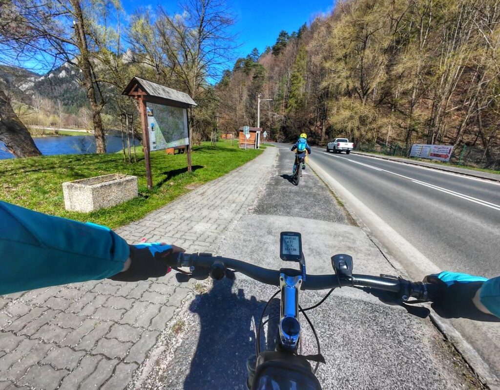 Słowacja, rowerzyści, ścieżka wzdłuż rzeki Dunajec