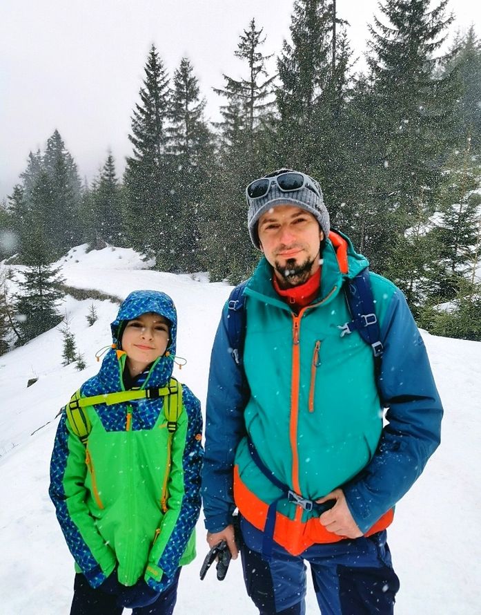 Turyści - uśmiechnięte dziecko z tatą w drodze do Schroniska Samotnia, śnieg