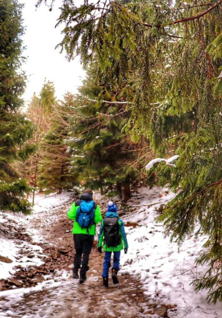 Turysta z dzieckiem, leśna ścieżka, szlak niebieski na Mosorny Groń