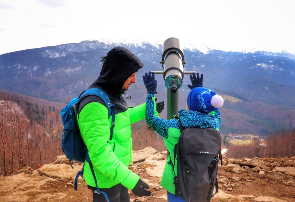 Turysta z dzieckiem, teleskop, Mosorny Groń