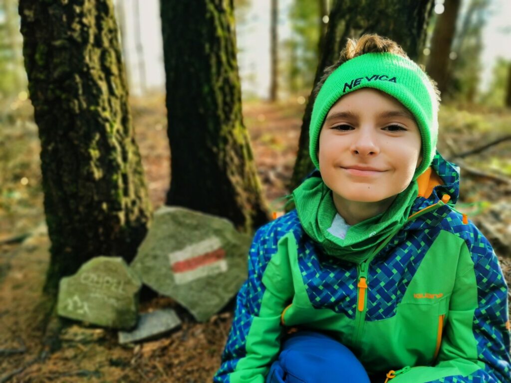 Uśmiechnięte dziecko w Beskidzie Śląskim, szczyt Czupel