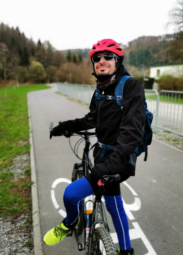 Uśmiechnięty rowerzysta, ścieżka rowerowa w Wiśle