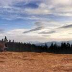 Widok rozciągający się z hali, Krawców Wierch, drewniana chatka