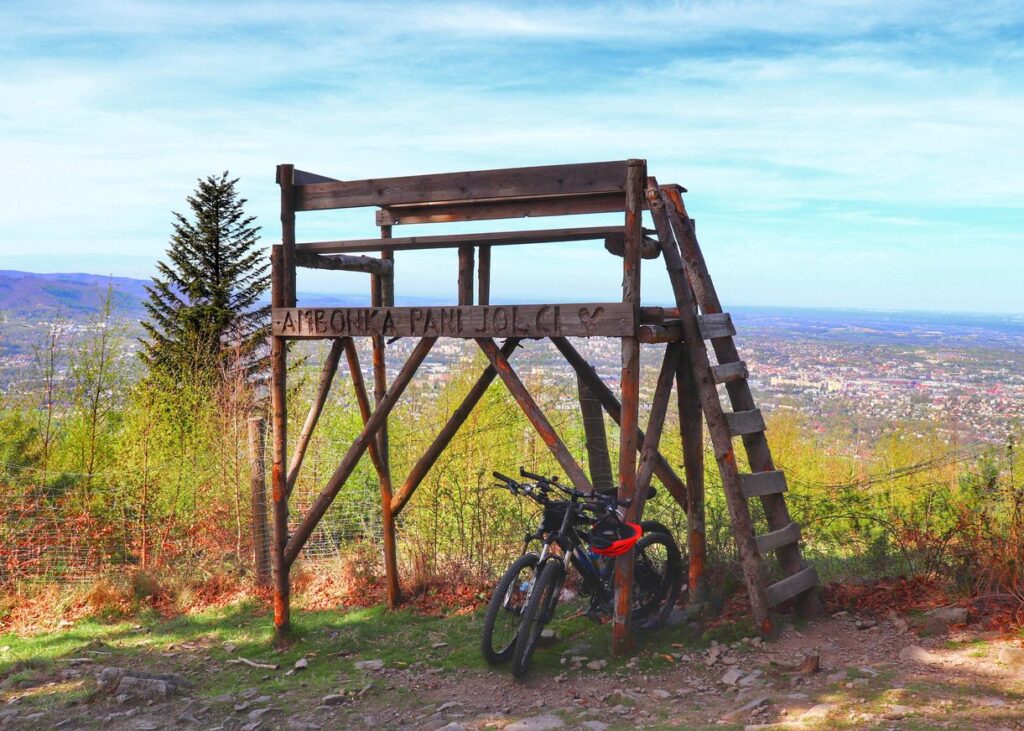 Drewniany taras widokowy na czerwonym szlaku w Beskidzie Małym - Ambonka pani Jolci, rowery