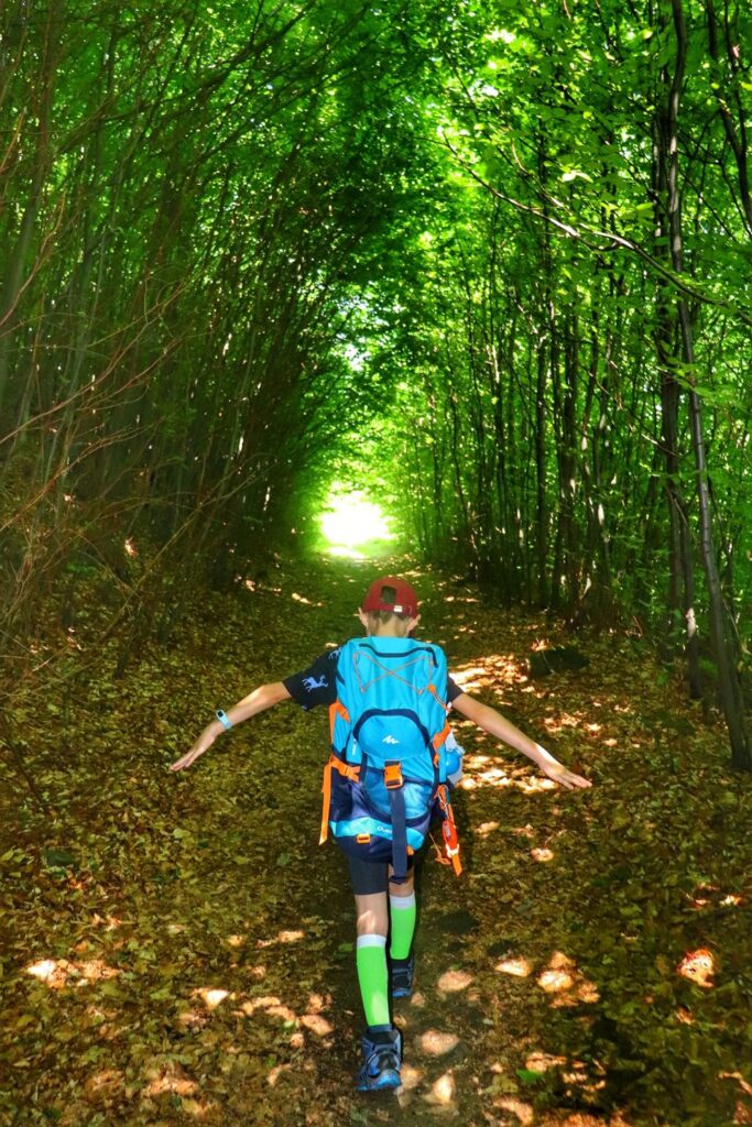 Dziecko, tunel z drzew, beskidzki las