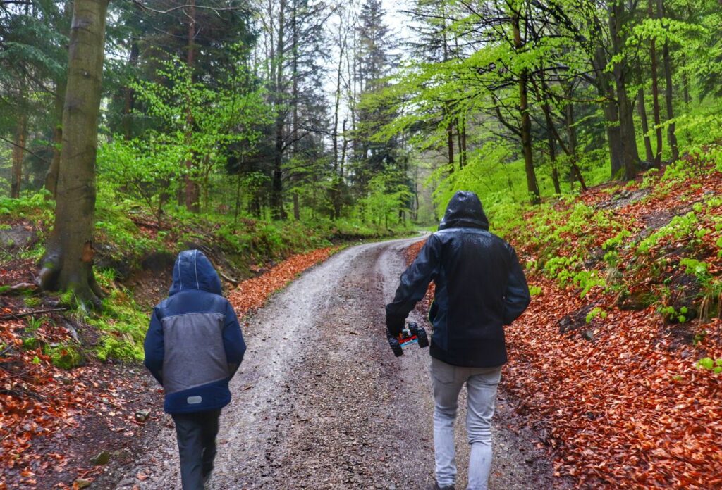Dziecko z tatą, szeroka droga leśna, deszczowy dzień, Bystra Śląska