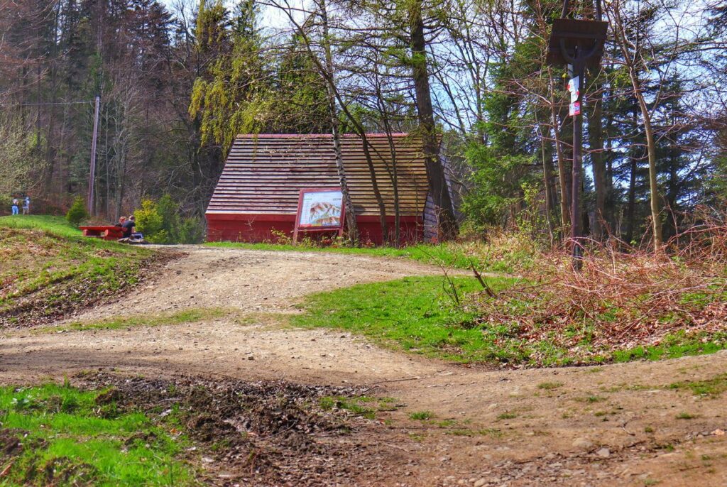 Przełęcz Siodło w Beskidzie Śląskim, chatka, słup z drogowskazami