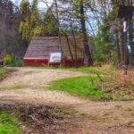 Przełęcz Siodło w Beskidzie Śląskim, chatka, słup z drogowskazami