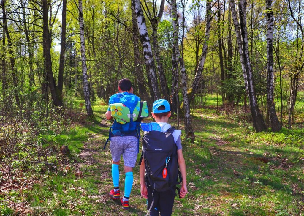 Turyści - dziecko z tatą, ścieżka leśna - szlak czerwony Buczkowcie