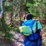 Turysta, beskidzki las, szlak czerwony w Buczkowicach